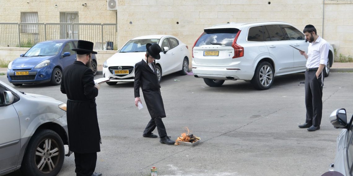 סידור פסח כהלכתו | יותר מחודש לאחר התפרצות הנגיף בעיר: כך חגגה ביתר את חג הפסח בצל התפשטותו של נגיף הקורונה