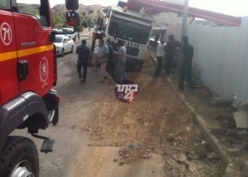 בפעם השלישית: מנוף התהפך ברחוב קדושת לוי בעיר