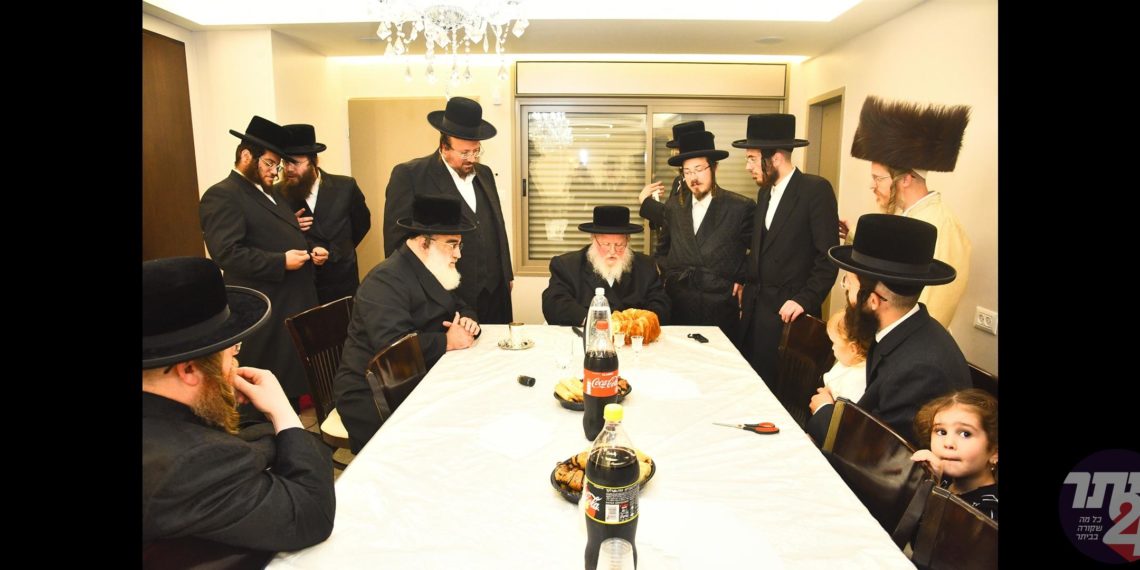 האדמו”ר מסאסוב בעת קביעת מזוזה אצל הנגיד ר’ יקותיאל מינצברג מביתר עילית