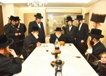 האדמו”ר מסאסוב בעת קביעת מזוזה אצל הנגיד ר’ יקותיאל מינצברג מביתר עילית