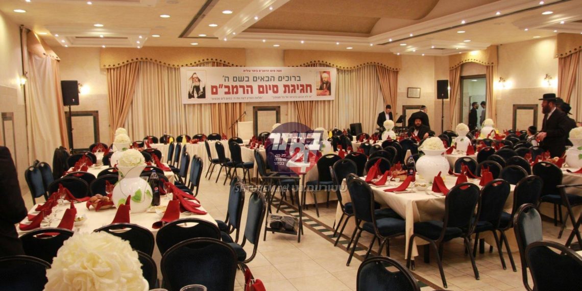 במוצש”ק פרשת תרומה סביב שולחנות ערוכים בכל טוב, הסבו מאות תושביה של ביתר עילית, לסעודת מלווה מלכה לכבוד סיום מחזור הל”א בלימוד ג’ פרקים ליום ברמב”ם, וספר המצוות.