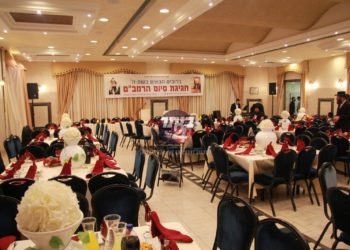 במוצש”ק פרשת תרומה סביב שולחנות ערוכים בכל טוב, הסבו מאות תושביה של ביתר עילית, לסעודת מלווה מלכה לכבוד סיום מחזור הל”א בלימוד ג’ פרקים ליום ברמב”ם, וספר המצוות.