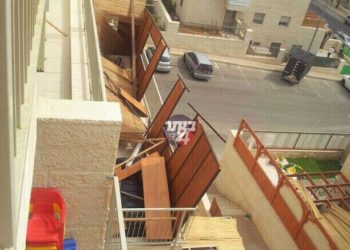 דרמת ענק באישון ליל: מאות סוכות נהרסו כליל בסופת חול שהשתוללה בערב החג.