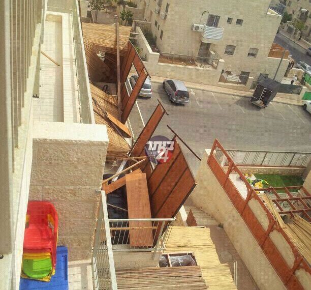 דרמת ענק באישון ליל: מאות סוכות נהרסו כליל בסופת חול שהשתוללה בערב החג.
