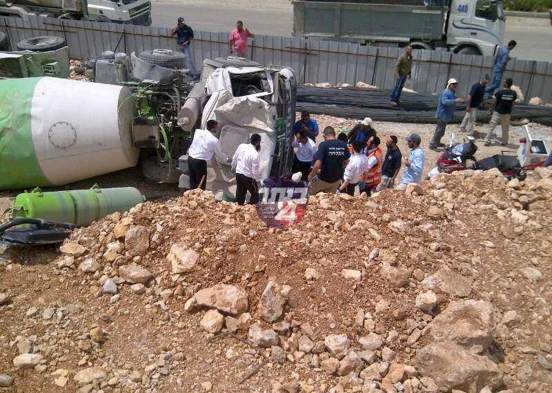 שוב: מערבל בטון התהפך ברחוב הרב שך