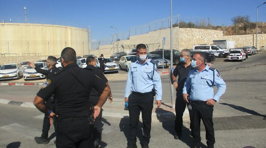 ומניח בקדושה