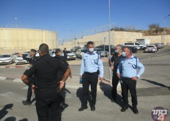 ומניח בקדושה