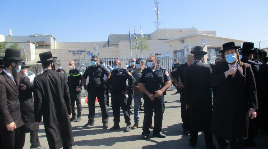תורה בכל מחיר | קנסות מוגדלים, תחושת חירום ומעמד בתחנת המשטרה: כך ממשיכים ילדי תשב”ר בעיר ללמוד תורה