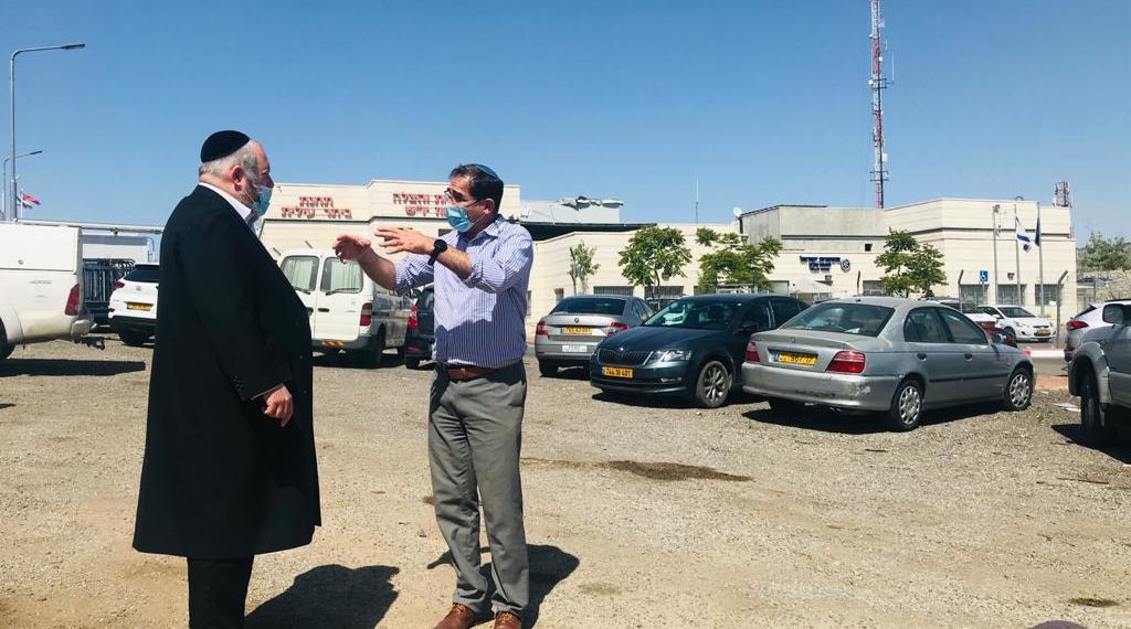 משרד הקליטה | בסיור שקיימה צמרת משרד התקשורת בעיר הוכרז על פתרון לבעיות הקליטה הסלולרית