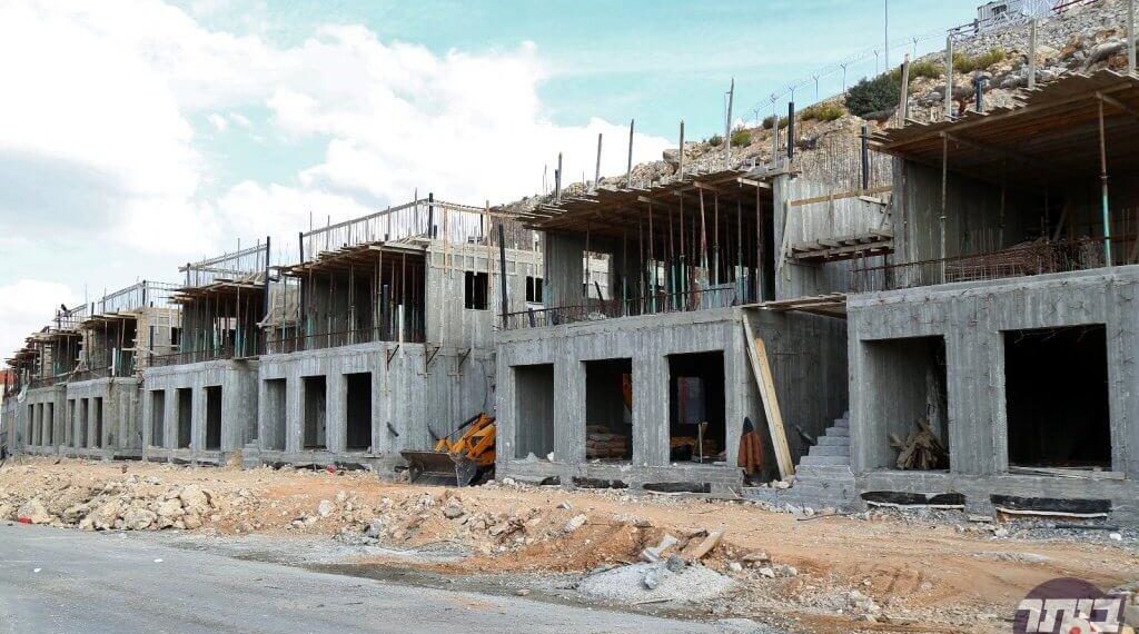 בעירייה מתריעים: הבונה ללא היתר מניח כספו על קרן הצבי