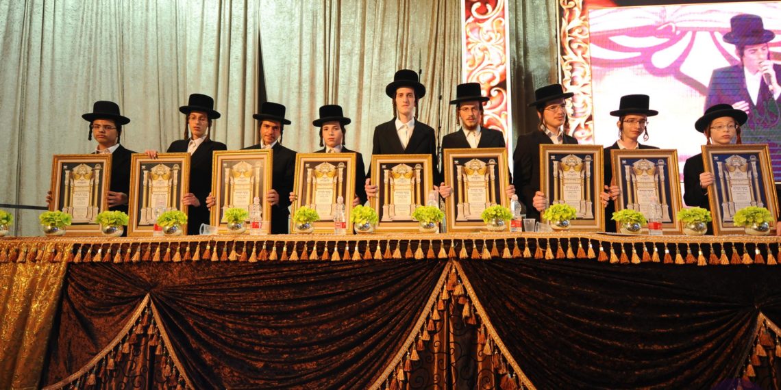 ביתר עילית: אלפים במעמד סיום סדר קדשים והכתרת ‘חתני התורה’ של מבצע חסיד כהלכה