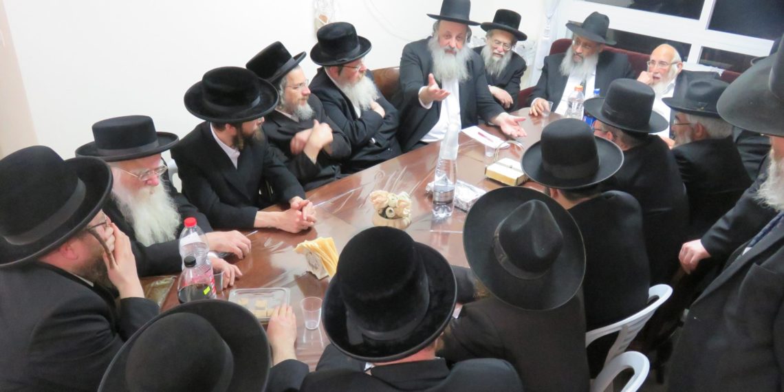 בשורה לעסקים | חנויות שיציגו כשרות של ‘העדה’, ‘הרב לנדא’ או ‘הרב רובין’ – פטורים מתשלום ל’משגיח’ מקומי