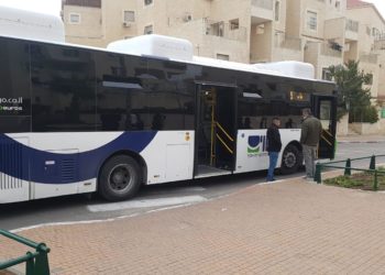 תמרור אזהרה אדום #נס בדרכי איש# | האוטובוס הפיל את הילד – והוא שרד באופן ניסי מתחת לגלגלים. #המקרה והלקחים#