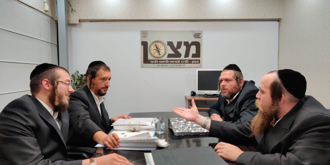 סוכת המחנכים | ראשי מכון ‘מצפן’ שהפך להיות הכתובת מספר אחת לבעיות חינוכיות בעיר – ברב שיח חינוכי מאלף