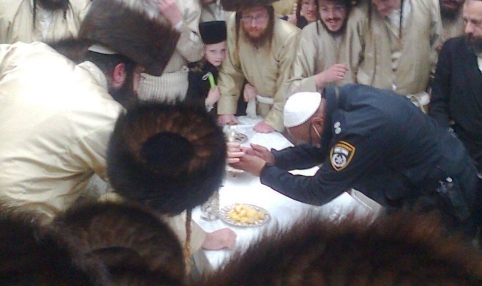 ההלשנה שגרמה נזק עצום לעיר ולתושביה: מי עומד מאחורי שיבוש החתונה לנכד כ”ק האדמו”ר מתולדות אברהם יצחק בעיר?