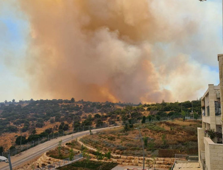 הרים תחת אש: במשך שלושה ימים השתוללה לסירוגין האש על ההרים בין צור הדסה לביתר, ותושבי העיר נאלצו לנשום ריח שריפה חריף
