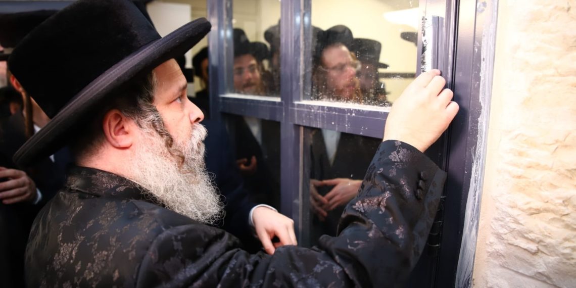 פתחו שערים: במעמד חגיגי ומרגש בראשות כ”ק האדמו”ר : ת”ת נדבורנה חנך מבנה חדש ומפואר