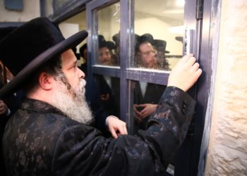 פתחו שערים: במעמד חגיגי ומרגש בראשות כ”ק האדמו”ר : ת”ת נדבורנה חנך מבנה חדש ומפואר