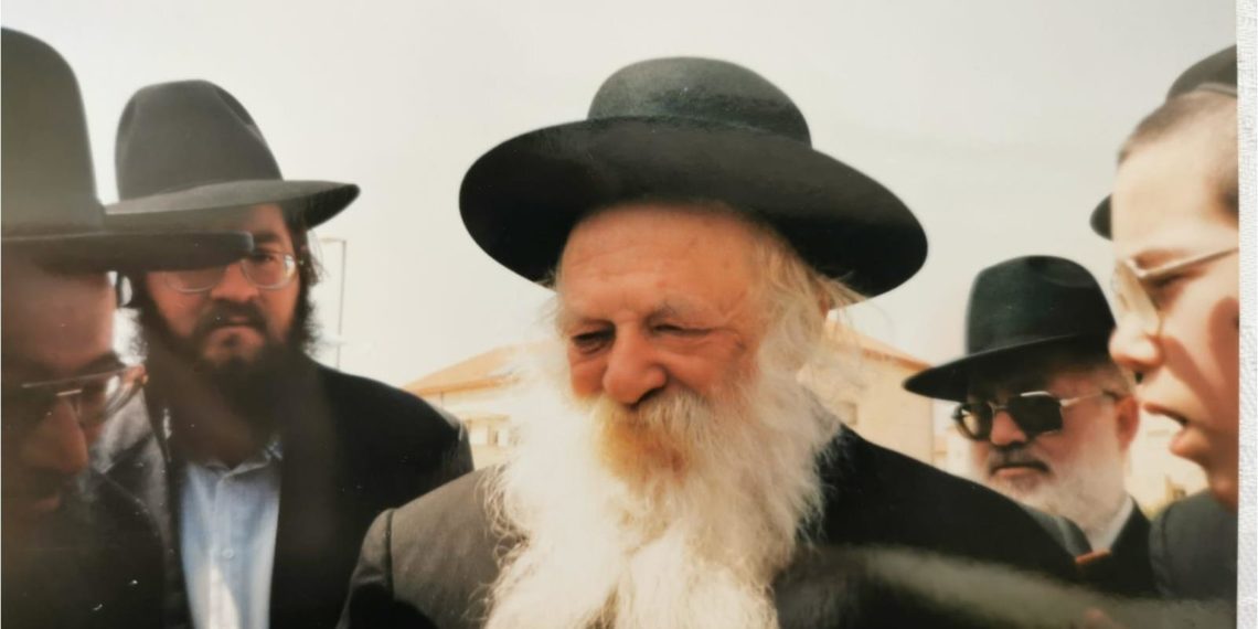 שערים חושף בפרסום ראשון – מקבץ תמונות שצולמו בביקורו הראשון של מרן הגר”ח קניבסקי זצוק”ל בעיר ביתר עילית, לפני כשלושים שנה  היה זה בשמחת הברית לחתנו של רב העיר הגאון רבי דוד צבי אורדנטליך זצ”ל, שנראה באחת התמונות כשהוא מקבל את פניו של רבינו זצ”ל ברחובות גבעה א’ בעיר