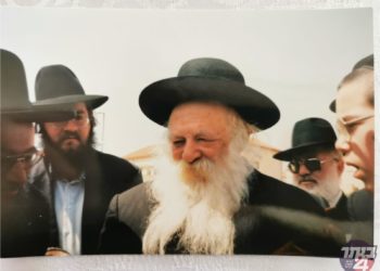 שערים חושף בפרסום ראשון – מקבץ תמונות שצולמו בביקורו הראשון של מרן הגר”ח קניבסקי זצוק”ל בעיר ביתר עילית, לפני כשלושים שנה  היה זה בשמחת הברית לחתנו של רב העיר הגאון רבי דוד צבי אורדנטליך זצ”ל, שנראה באחת התמונות כשהוא מקבל את פניו של רבינו זצ”ל ברחובות גבעה א’ בעיר