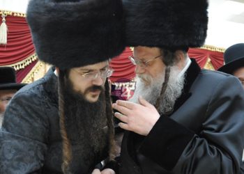 ביקור רב רושם נרשם השבוע בעירינו בעת הגיעו של המשפיע הגה”צ רבי יחזקאל טאבּ שליט”א בן האדמו”ר ממודז’יץ שליט”א שהגיע להשתתף בשמחת הברית לבן אחד ממקורביו שם שימש כסנדק, כמו כן נשא דברים בסעודת המצווה והלהיב את המשתתפים בענייני הזמן והשמחה.
