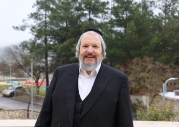 שְׂמֵחִים בְּבִנְיַן עִירֶך