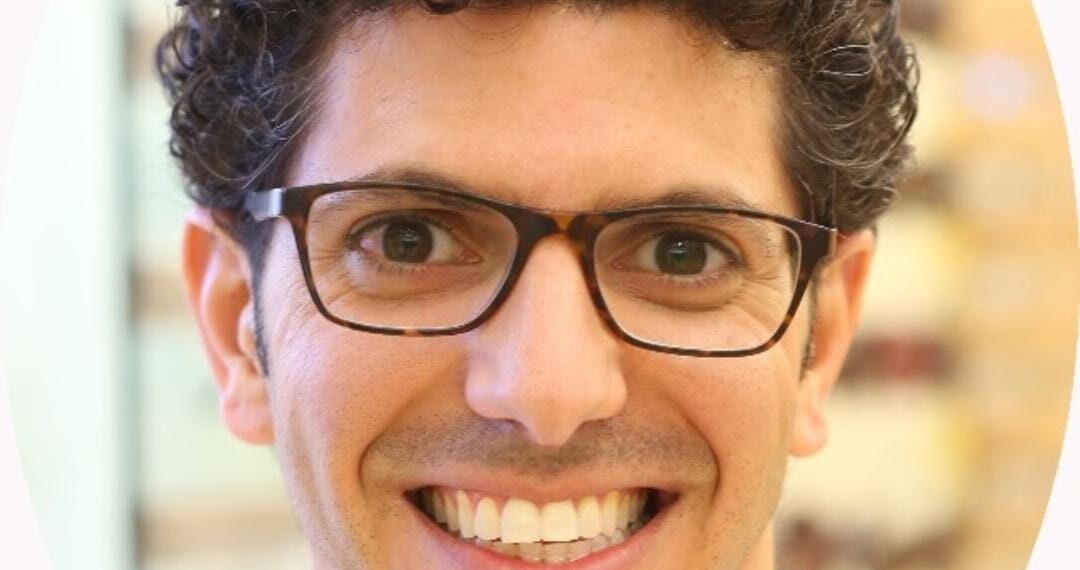 חכם, עיניו בראשו