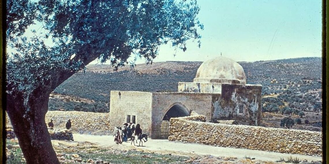 אמא מחכה לילדיה